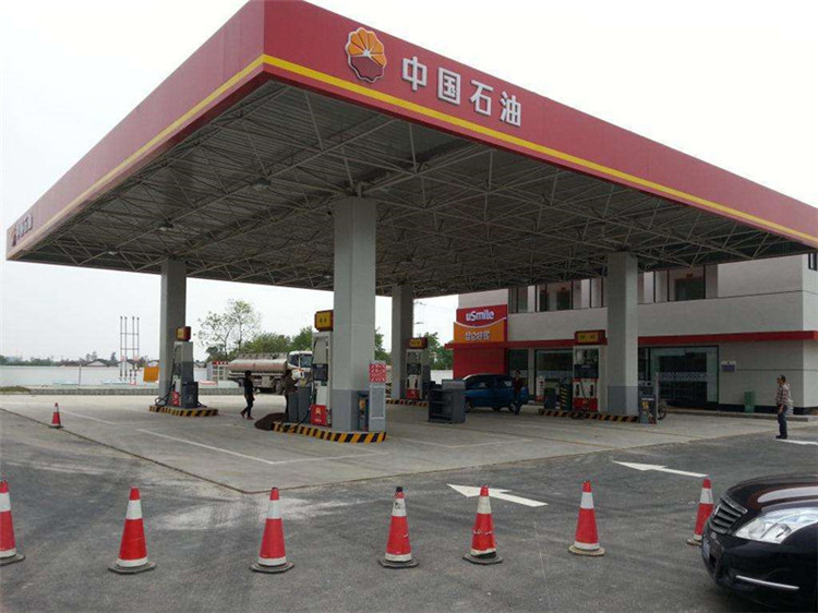 加油站是指為汽車(chē)和其它機(jī)動(dòng)車(chē)輛服務(wù)的、零售汽油和機(jī)油的補(bǔ)充站，一般為添加燃料油、潤(rùn)滑油等。