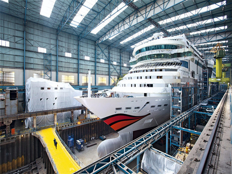 造船廠(chǎng)對(duì)網(wǎng)架空間的高度有一定的要求，注重網(wǎng)架的實(shí)用性