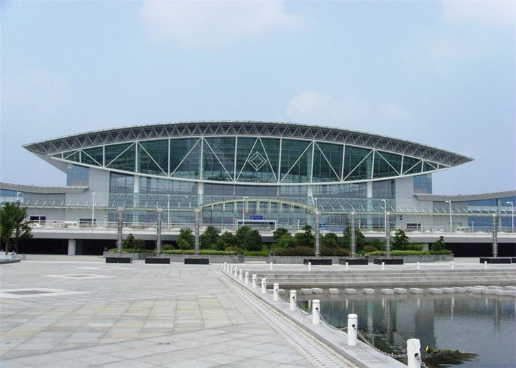 會(huì)展中心網(wǎng)架通常比較有藝術(shù)氣息，可觀(guān)賞性強(qiáng)，