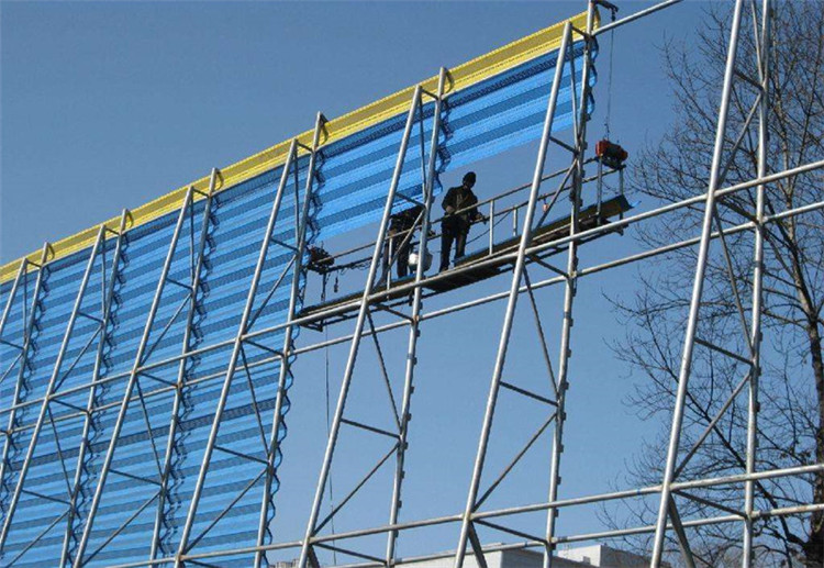 擋風(fēng)墻網(wǎng)架對(duì)荷載、網(wǎng)架強(qiáng)度要嚴(yán)格計(jì)算和施工