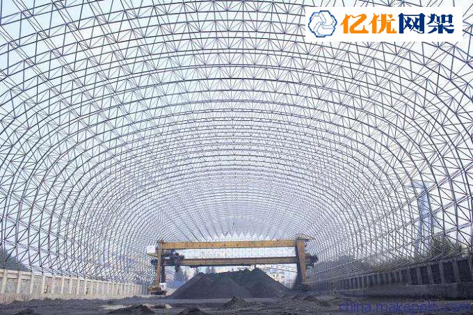 供儲(chǔ)存某些物品的簡(jiǎn)易建筑物，一般沒(méi)有或只有部分圍壁。